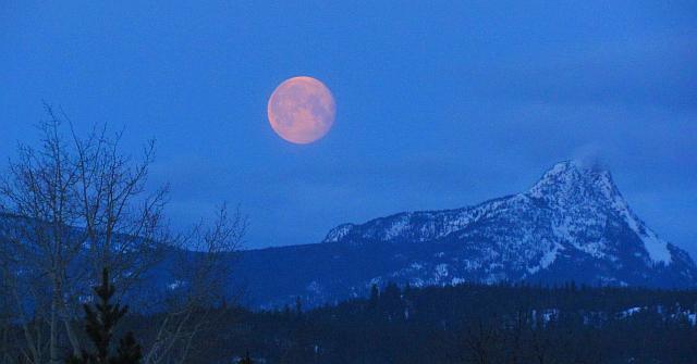 The full moon setting over Finger Peak