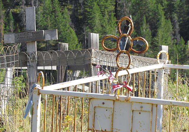 cross made of horseshoes at Redstone Reserve